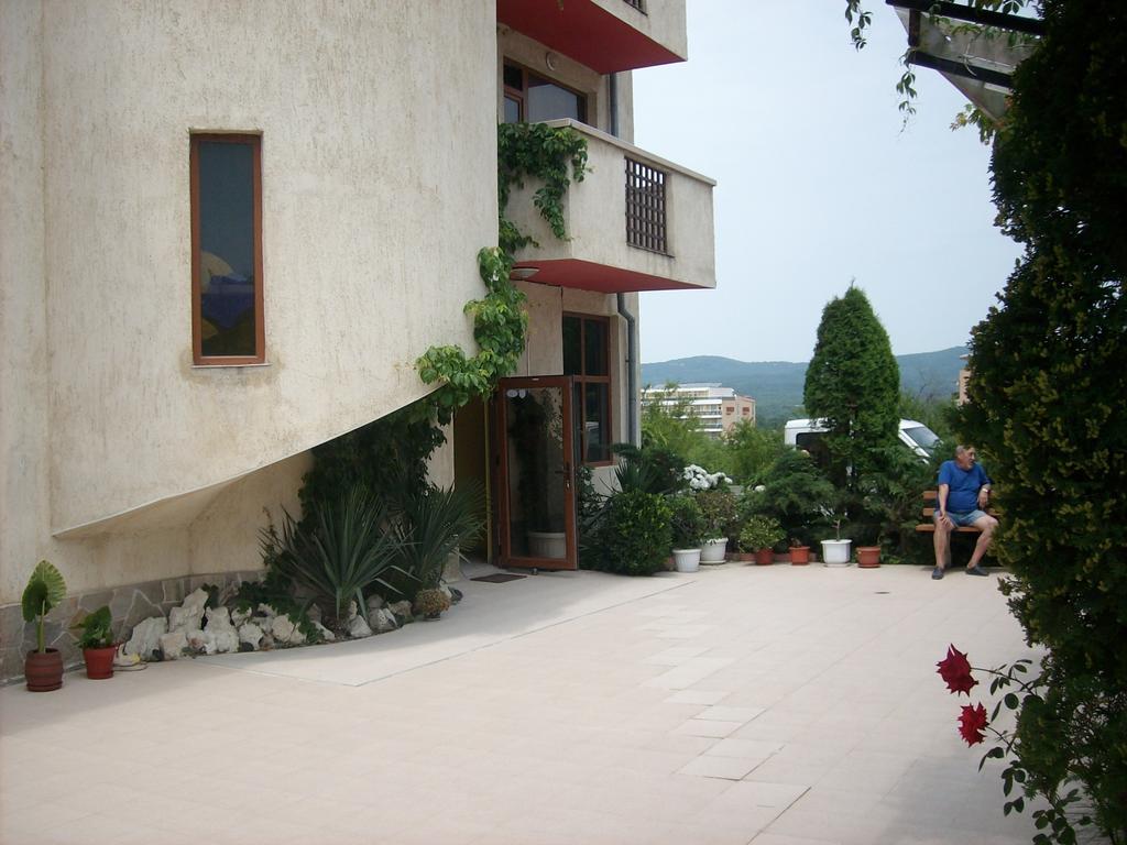 Hotel Neven Primorsko Buitenkant foto